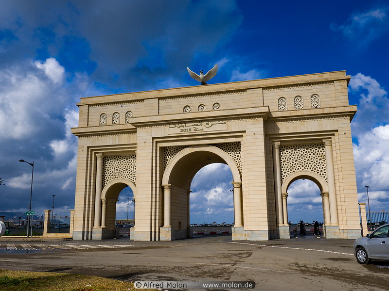 64 Monumental arch