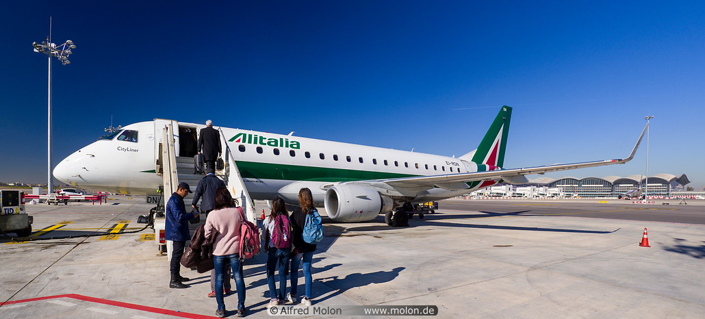 87 Boarding the Alitalia plane