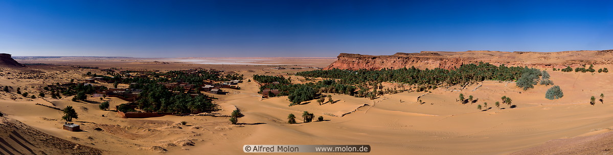 18 Desert landscape with oasis