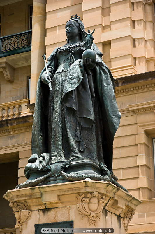 18 Statue of queen Victoria