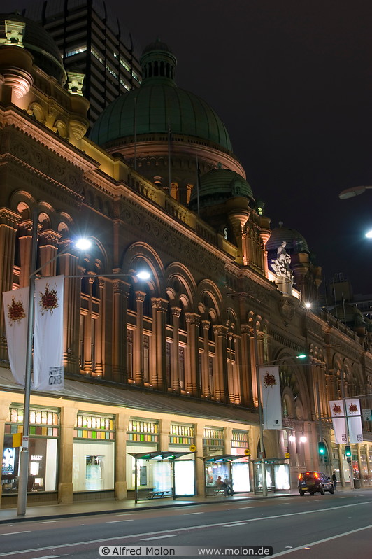 11 Queen Victoria building at  night