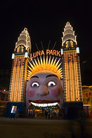 20 Luna park at night