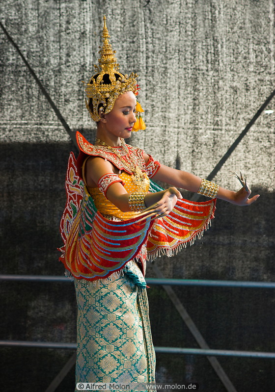 04 Thai dancer