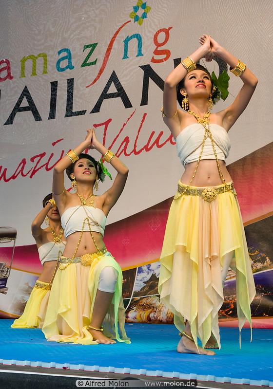 09 Thai dancers performing on stage