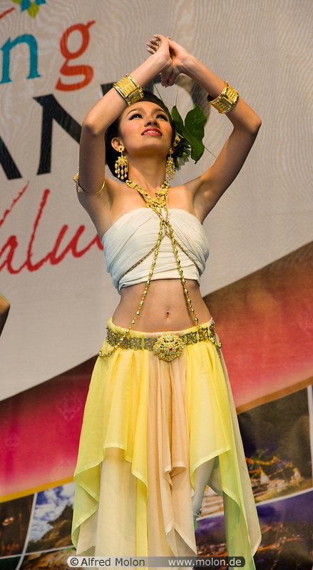 10 Thai dancers performing on stage