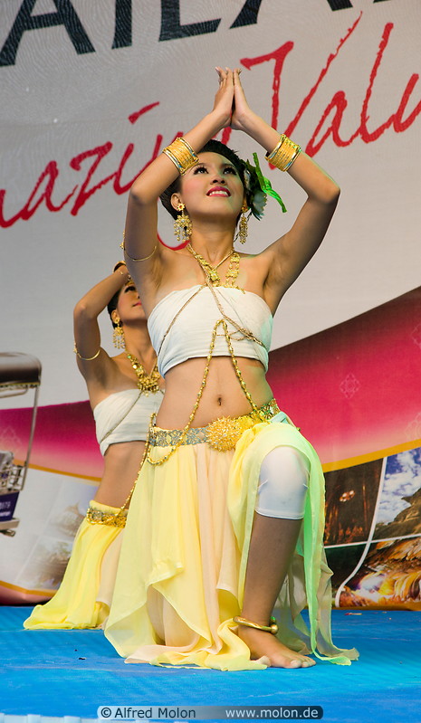 11 Thai dancers performing on stage