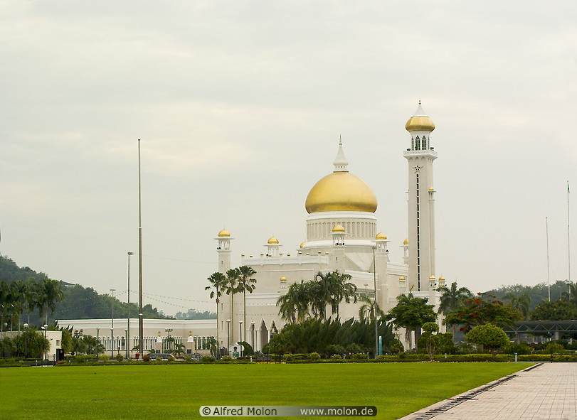 02 Omar Ali Saifuddien mosque