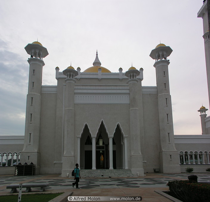 04 Front view of Omar Ali Saifuddien mosque