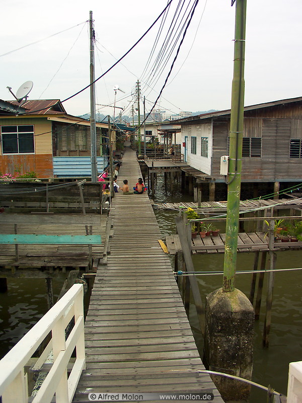 10 Kampong Ayer (water village)