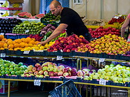 16 Fruits seller