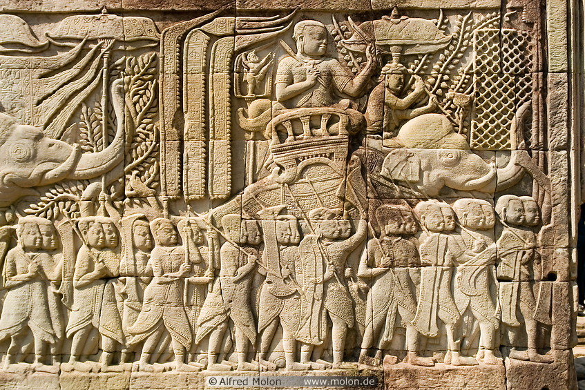 32 Bas-relief showing Khmer soldiers going to war
