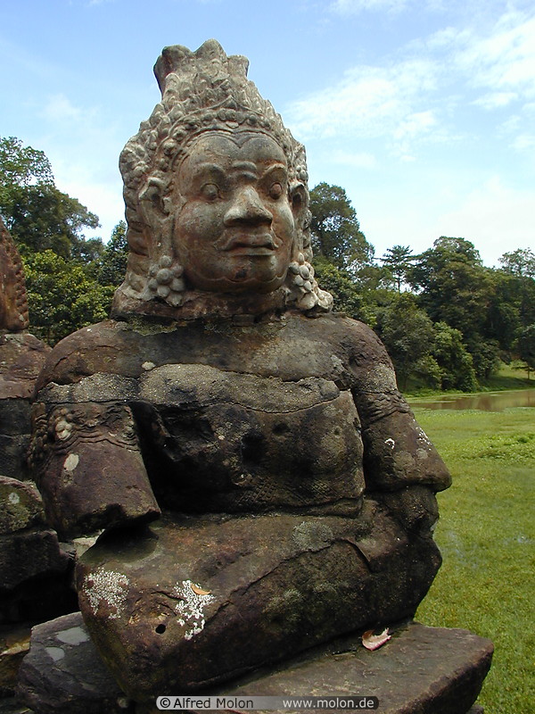 05 Statue along road to South gate