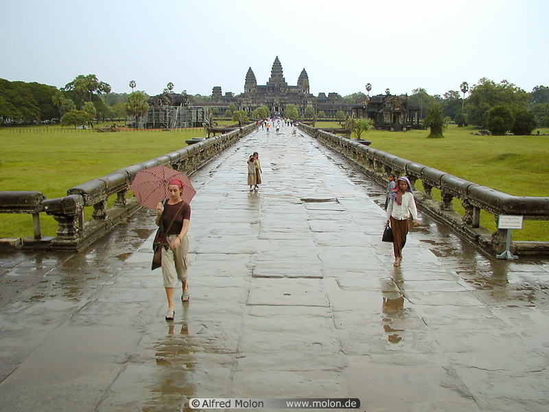 30 Path to Angkor Wat
