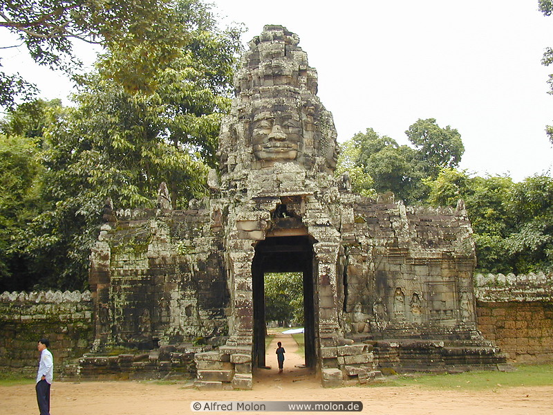 33 Banteay Kdei first gate