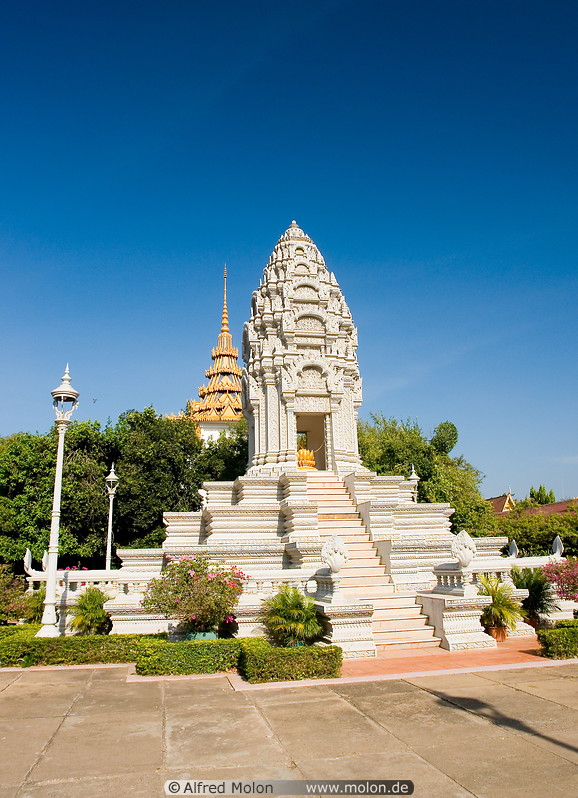 08 Stupa of Princess Kantha Bopha
