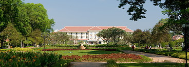 16 Grand Hotel Angkor and park