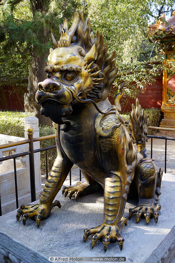 30 Dog statue
