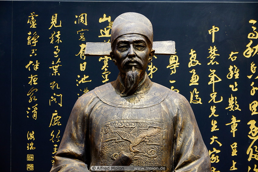 09 Statue of Hai Rui