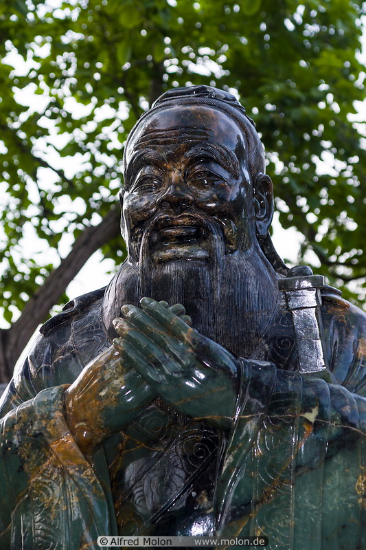 17 Confucius statue