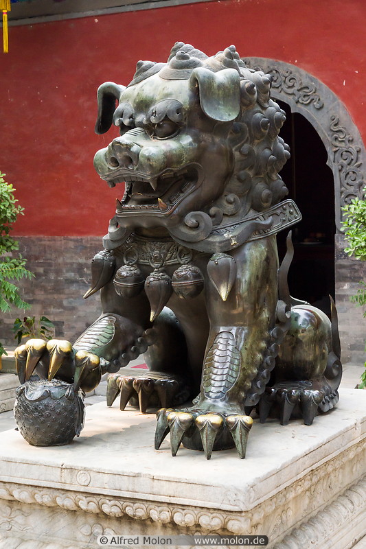 23 Lion statue in Fayuan temple