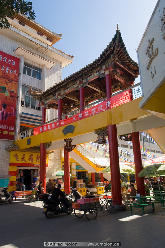 14 Chinese arch in pedestrian area