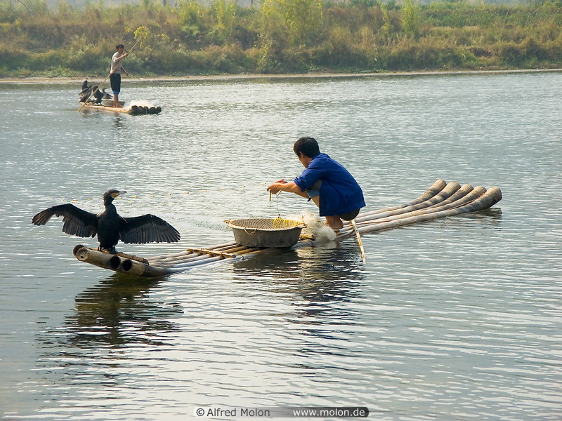 05 Fishermen with cormorant on bamboo boat