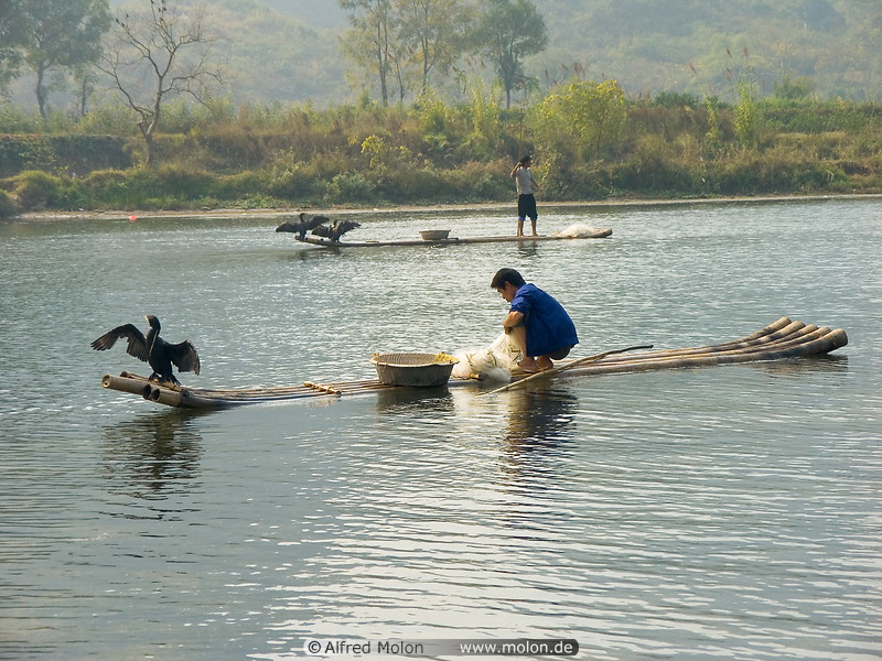 06 Fishermen with cormorant on bamboo boat