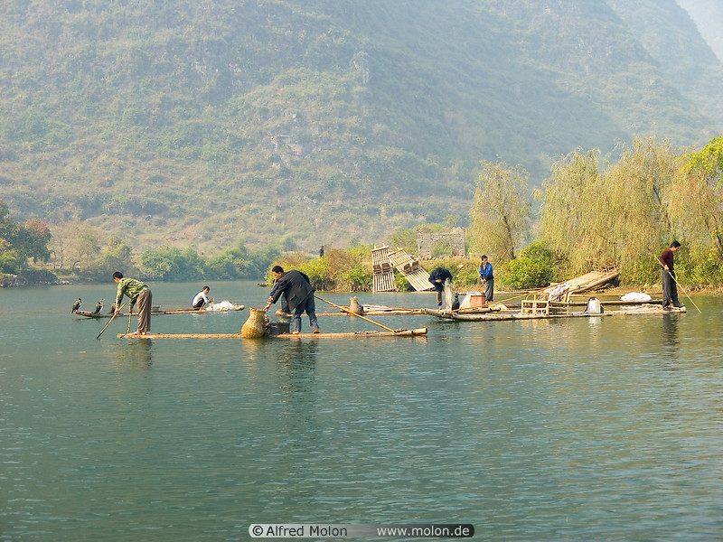 08 Fishermen on bamboo boat on Yulong He river