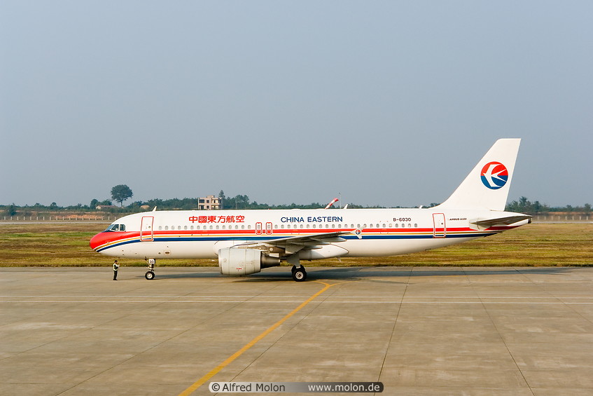 07 China Eastern plane in Yichang airport
