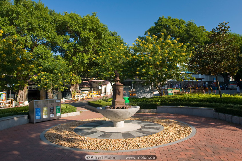 02 Square and fountain