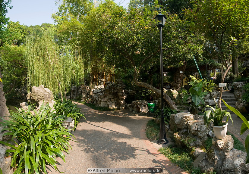 05 Lou Lim Loc gardens