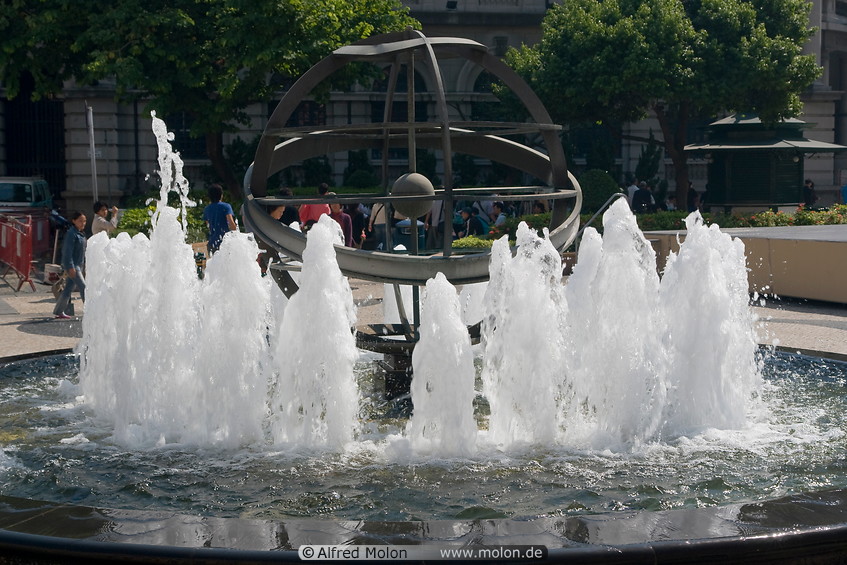 05 Fountain in Senado square