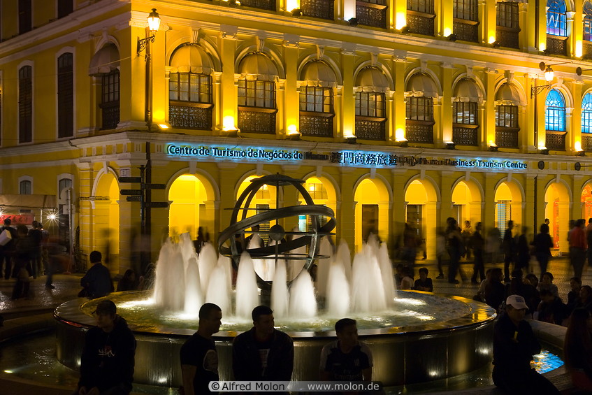 28 Fountain in Senado square at night