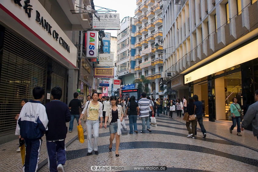 03 Pedestrian area with shops