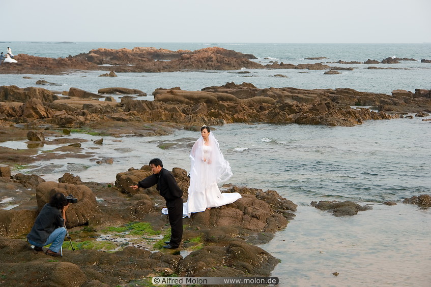 04 Bride on rocks and photographer