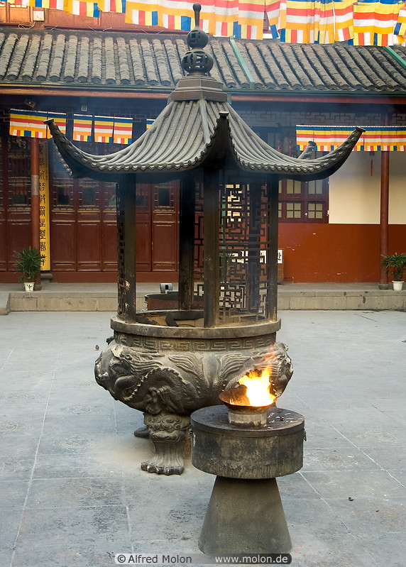 03 Courtyard with incense stick container