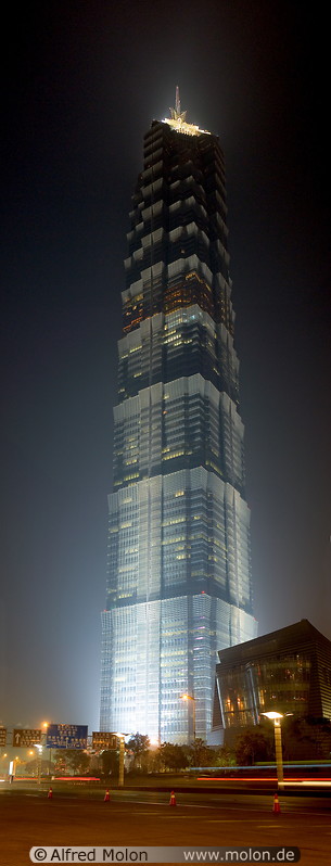 05 Jin Mao tower at night
