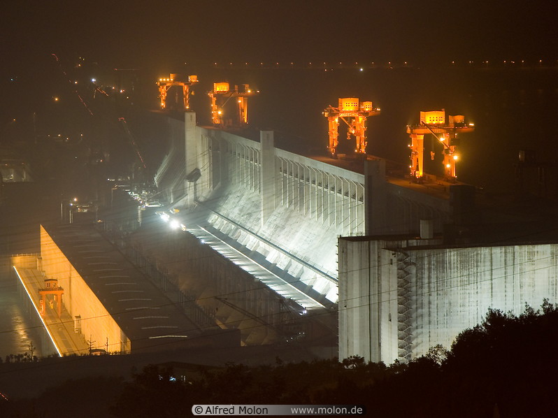 07 Central section of dam at night
