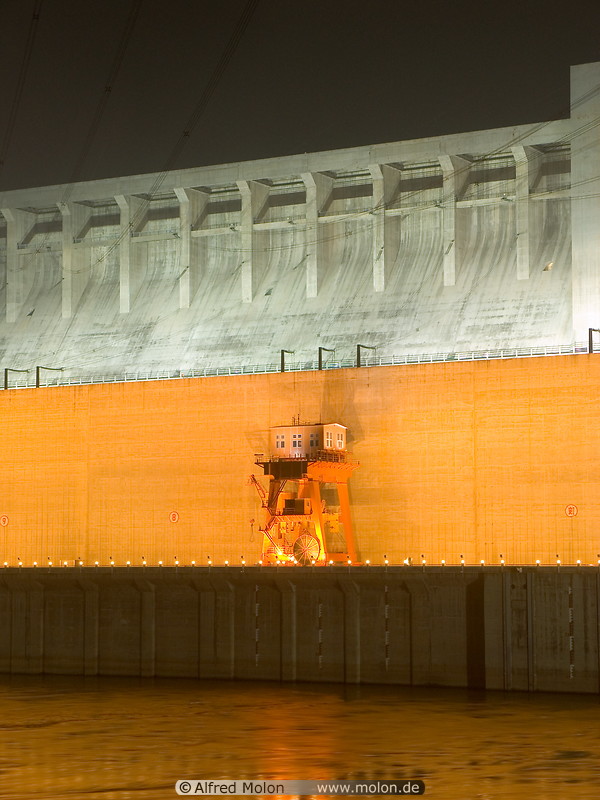 08 Central section of dam at night