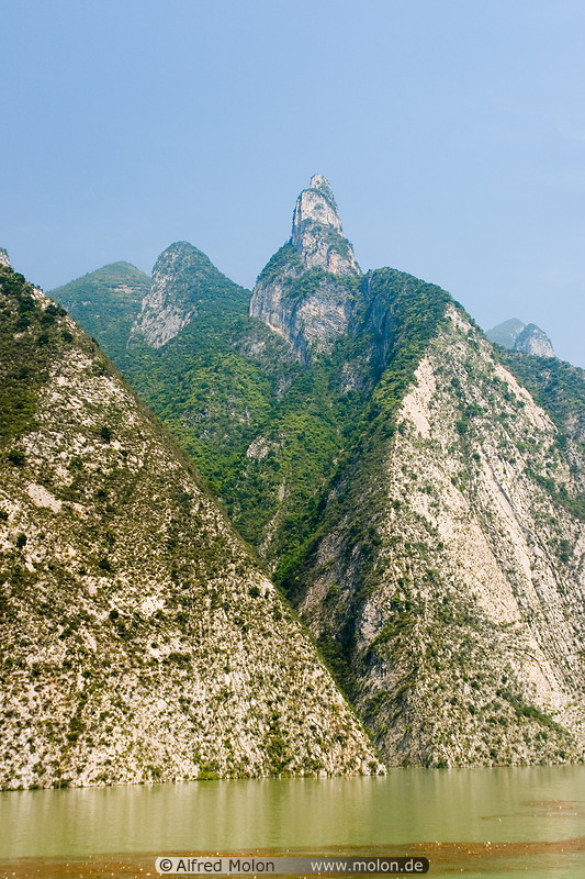 09 Steep cliffs of Wu gorge