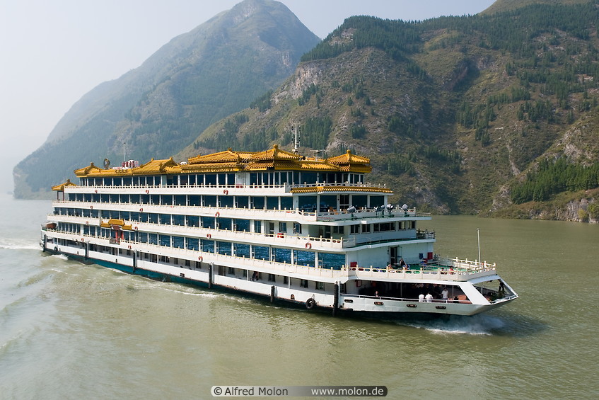 11 Cruise ship on Yangtze river