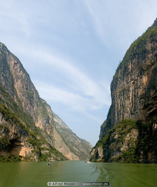 02 Daning river and steep cliffs