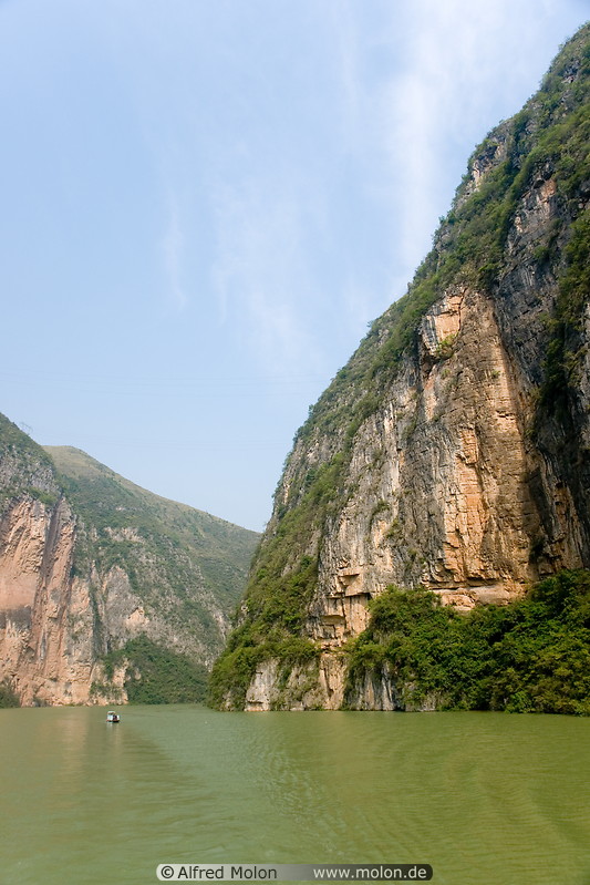 06 Daning river passing through steep mountains