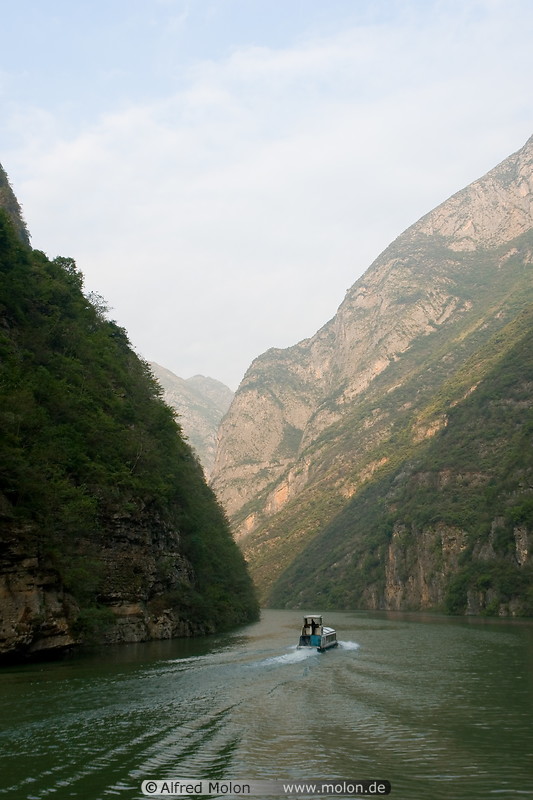 13 Daning river passing through gorge