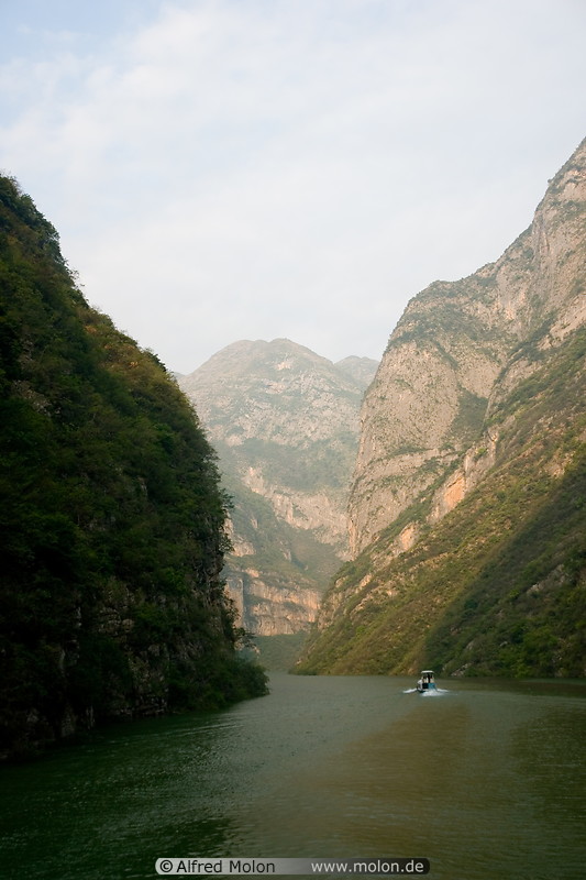 14 Daning river passing through gorge