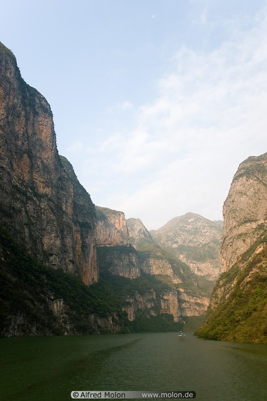 15 Daning river and steep cliffs
