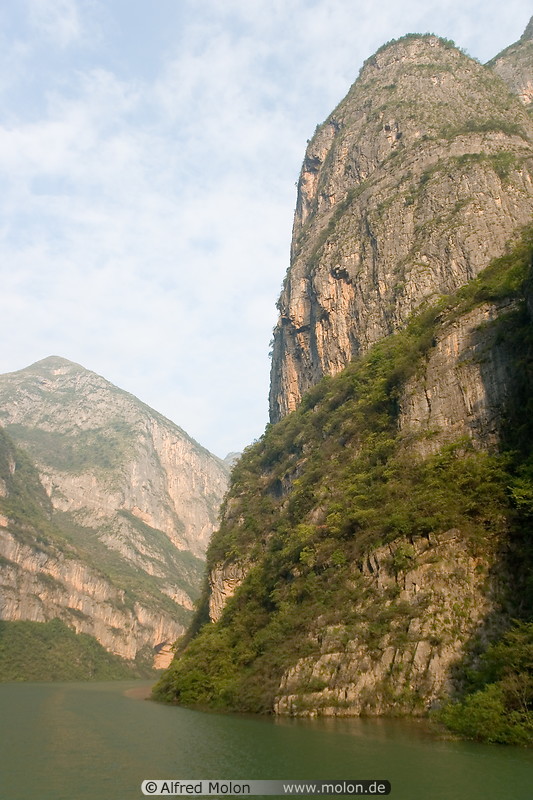 19 Daning river and steep cliffs