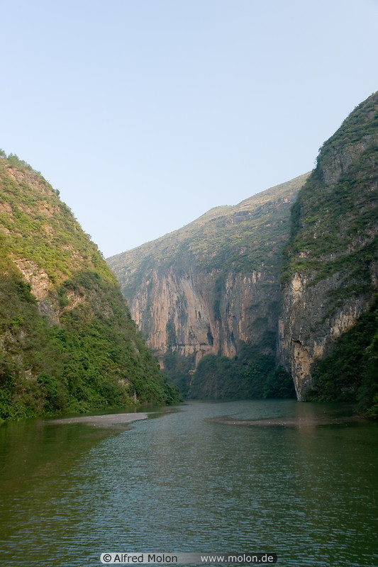 23 Daning river and steep cliffs