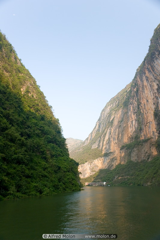 24 Daning river and steep cliffs