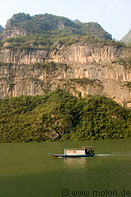 20 Boat on Daning river and steep cliffs